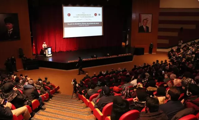 Diyanet İşleri Başkanı Erbaş, söyleşi programında üniversite öğrencileriyle buluştu