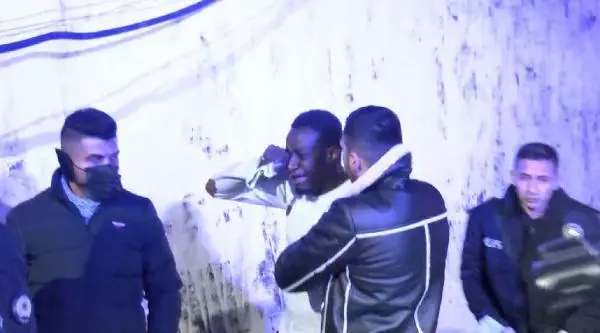 İstanbul'daki yangında can pazarı! Penceren sarkıp dakikalarca kurtarılmayı bekledi