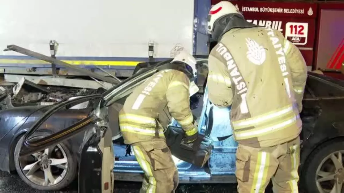 Sancaktepe'de tır ile çarpışan otomobildeki 2 kişi ağır yaralandı