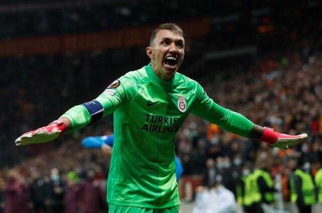 Torrent'ten radikal karar! Muslera'nın biletini kesti yerine PSG'den Sergio Rico'yu istedi