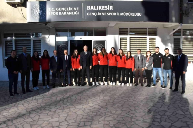 Ο Πρόεδρος της Ομοσπονδίας Πετοσφαίρισης Üstündağ συναντήθηκε με νέους από το Balıkesir