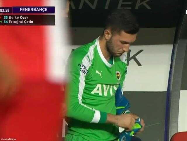 Altay'dan sonra Berke de gitti! Fenerbahçe'nin kalesini 18'lik genç devralıyor Altay'dan sonra Berke de gitti! Fenerbahçe'nin kalesini 18'lik genç devralıyor