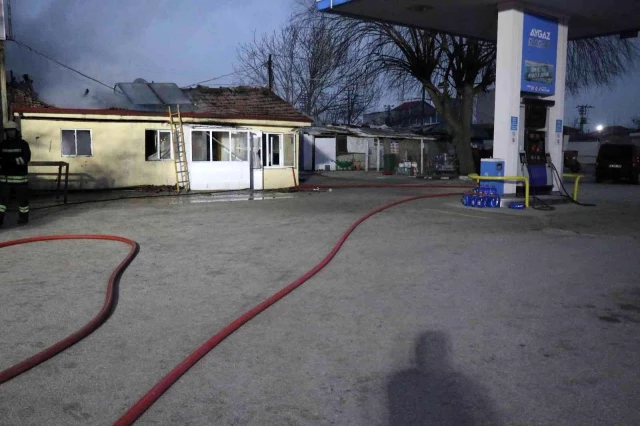 Son dakika haberi... Benzin istasyonu bitişiğinde ev yangını korkuttu