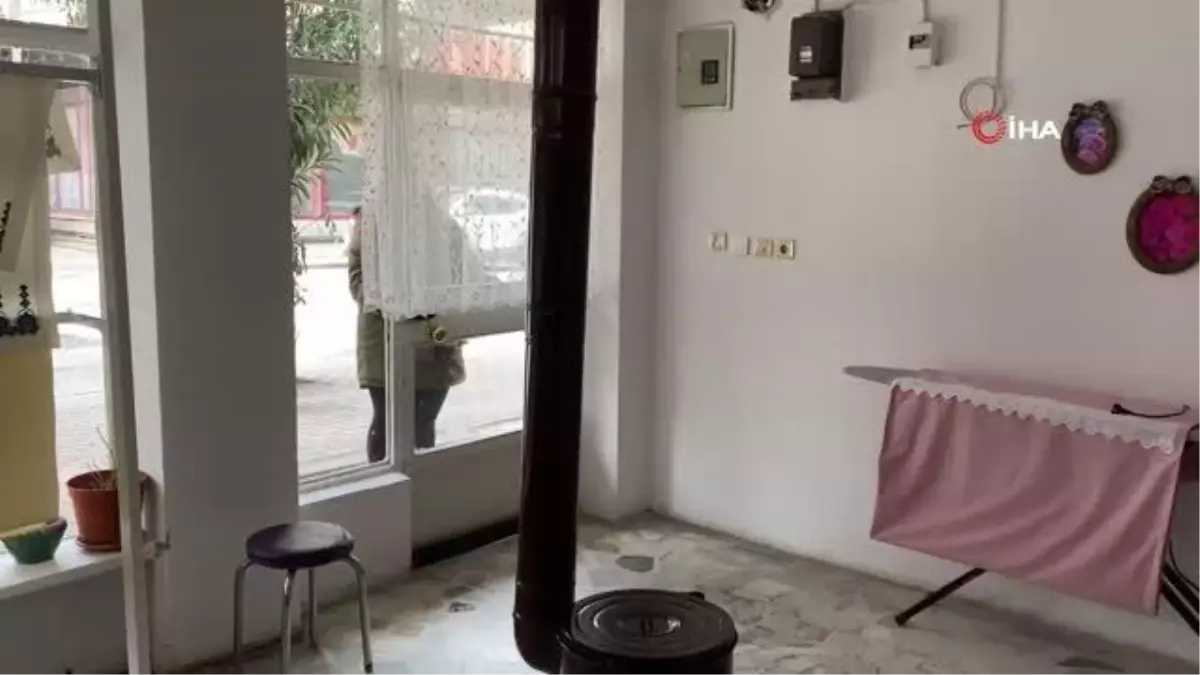 İlkokul mezunuydu, kızıyla birlikte ortaokulu bitirip kendi iş yerini açtı