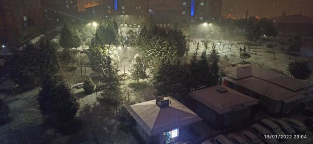 İstanbul'a kar sürprizi! Bir anda cadde ve sokaklar beyaza büründü