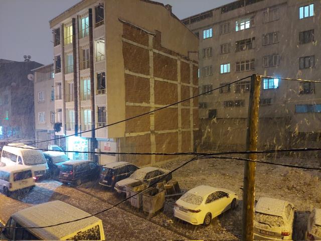 İstanbul'a kar sürprizi! Bir anda cadde ve sokaklar beyaza büründü