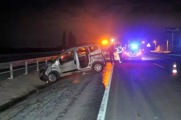 Son dakika! Kediye çarpmamak için manevra yapıp bariyerlere vurdu: 1 ölü, 3 yaralı