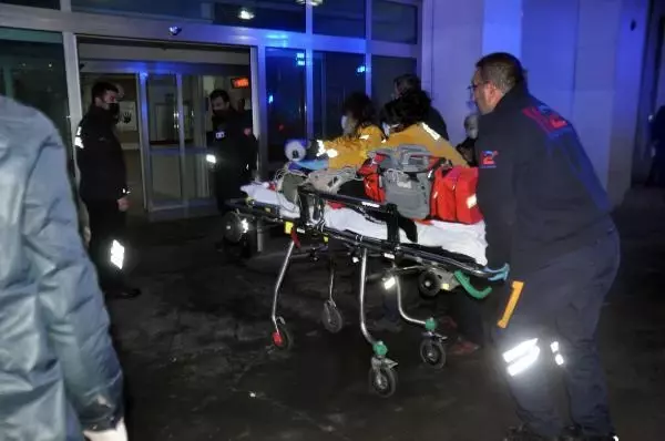Son dakika! Kediye çarpmamak için manevra yapıp bariyerlere vurdu: 1 ölü, 3 yaralı