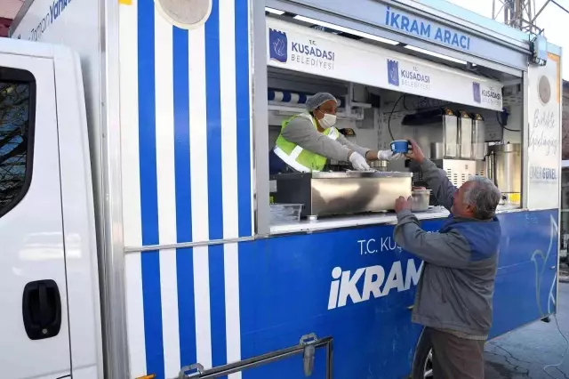 Kuşadası Belediyesi'nin sıcak çorba ikramı Kirazlı sakinlerinin içini ısıttı