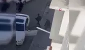 Son dakika haberleri: Sokak ortasında silahlı yol verme kavgası kamerada...Biri silahla, diğeri blok betonla saldırdı