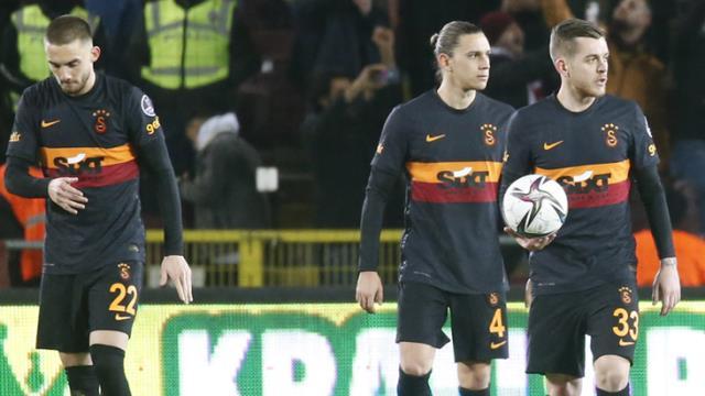 Aslan'ın yeni hocası ilk sınavında hüsran yaşadı! Hatayspor, nefes kesen maçta Galatasaray'ı 4-2 mağlup etti. Aslan'ın yeni hocası ilk sınavında hüsran yaşadı! Hatayspor, nefes kesen maçta Galatasaray'ı 4-2 mağlup etti.