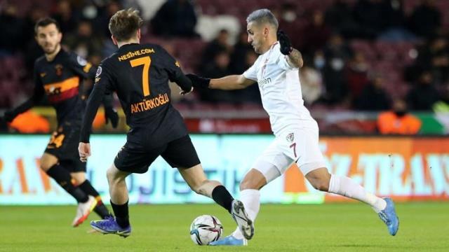 Aslan'ın yeni hocası ilk sınavında hüsran yaşadı! Hatayspor, nefes kesen maçta Galatasaray'ı 4-2 mağlup etti. Aslan'ın yeni hocası ilk sınavında hüsran yaşadı! Hatayspor, nefes kesen maçta Galatasaray'ı 4-2 mağlup etti.