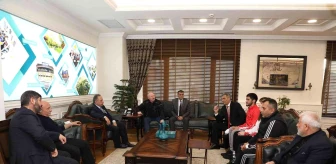 Şampiyon muaythai sporcuları Başkan Yalçın'ı ziyaret etti
