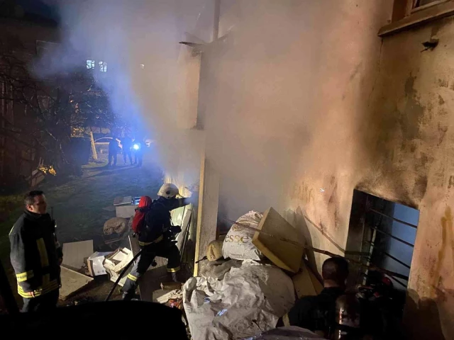 Çöp dolu bina alev alev yandı