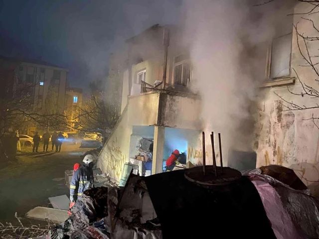 Çöp dolu bina alev alev yandı