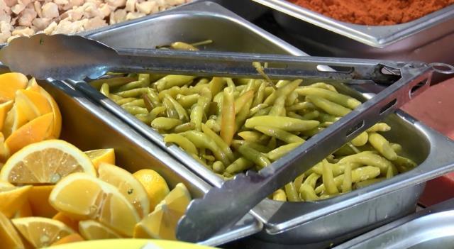 Çöpteki biberleri ve etleri müşteriye servis eden tantunici artık sinek avlıyor! Kadıköylüler 'işyerini kapatın' çağrısı yaptı