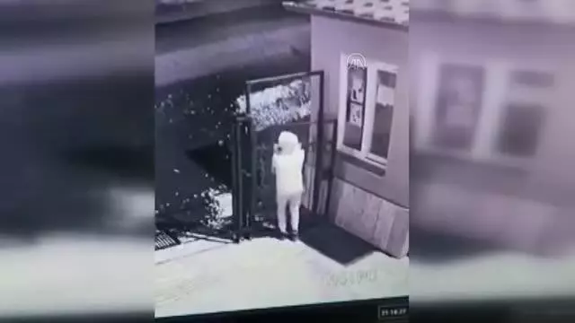 Son dakika gündem: Demir kapı hırsızlığı güvenlik kamerasına yansıdı