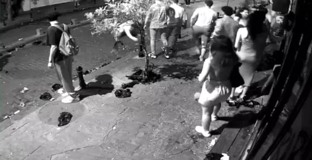 Cihangir'de dehşet dolu kavga! Alkol şişelerini kırıp, kendilerini uyaran gençlere saldırdılar