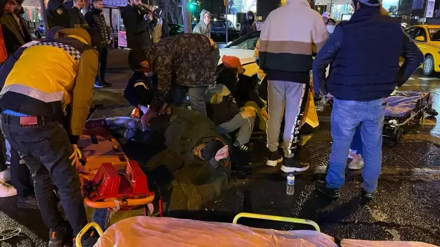 İstanbul'un göbeğinde feci kaza! 5 kişi yaralandı, lüks otomobilde sıkışan kadın güçlükle kurtarıldı