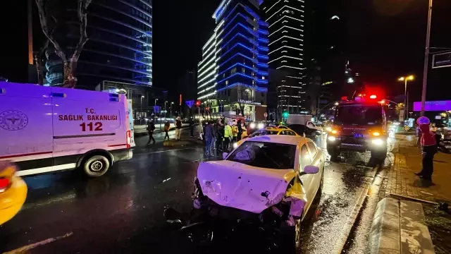 İstanbul'un göbeğinde feci kaza! 5 kişi yaralandı, lüks otomobilde sıkışan kadın güçlükle kurtarıldı