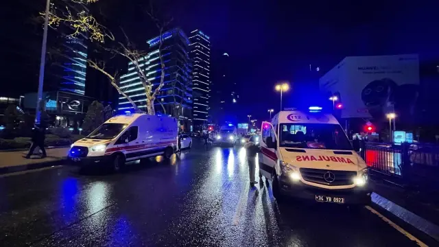 İstanbul'un göbeğinde feci kaza! 5 kişi yaralandı, lüks otomobilde sıkışan kadın güçlükle kurtarıldı