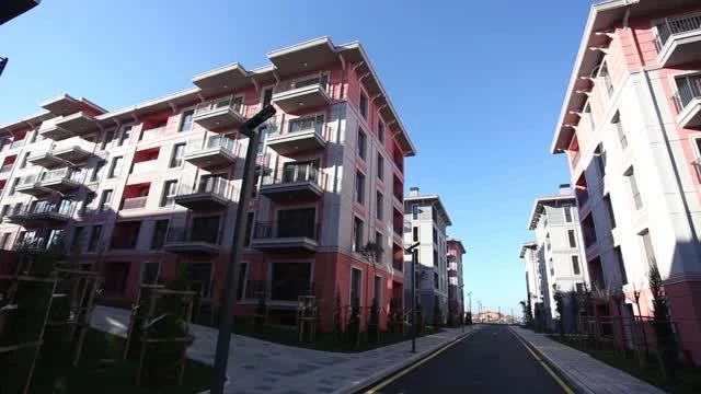 (TEKRAR) LAÇ - Arnavutluk'ta TOKİ konutlarına kavuşan depremzedeler açılış için Erdoğan'ı bekliyor