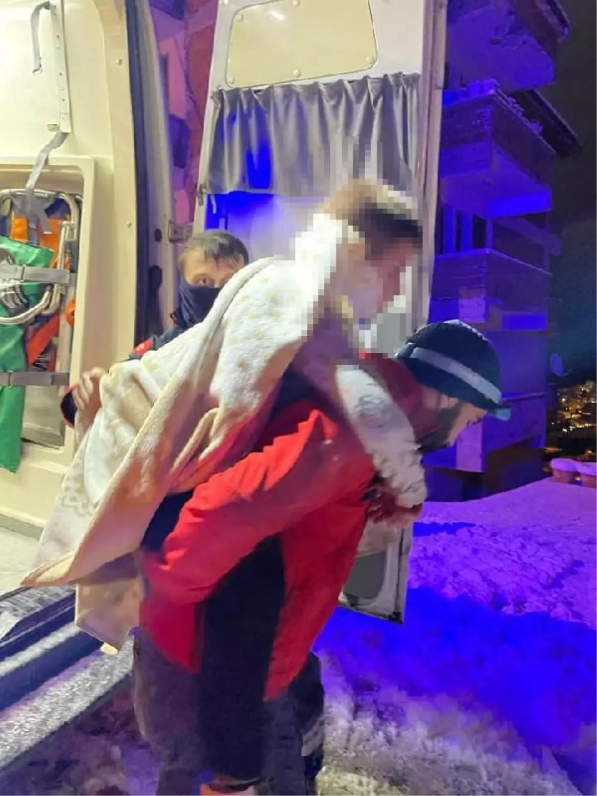 Son dakika haber: UMKE personeli, fenalaşan çocuğu karlı yolda ambulansa kadar sırtında taşıdı
