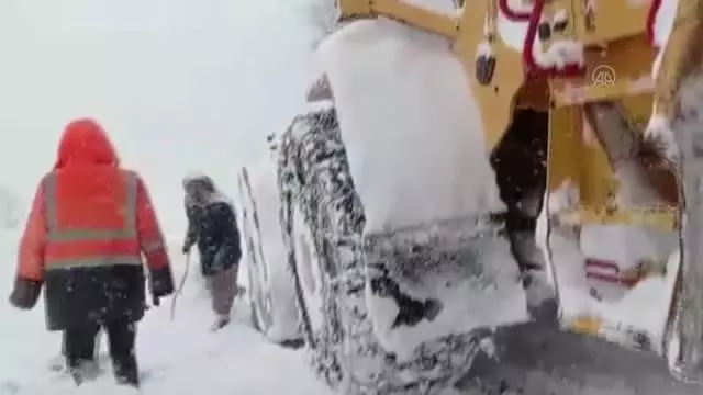 Yolu kardan kapanan köydeki hastanın yardımına ekipler yetişti