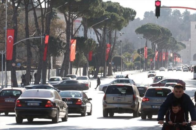 Arnavutluk sokakları Cumhurbaşkanı Erdoğan için Türk bayraklarıyla donatıldı