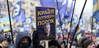 Eski Ukrayna lideri Poroşenko, 'vatana ihanet' ile yargılandığı dava için Kiev'e döndü