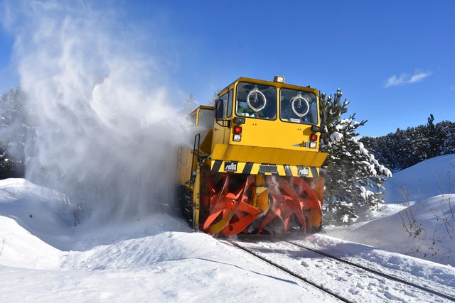 Güvenli demir yolu ulaşımı için TCDD görevlileri buz mesaisinde