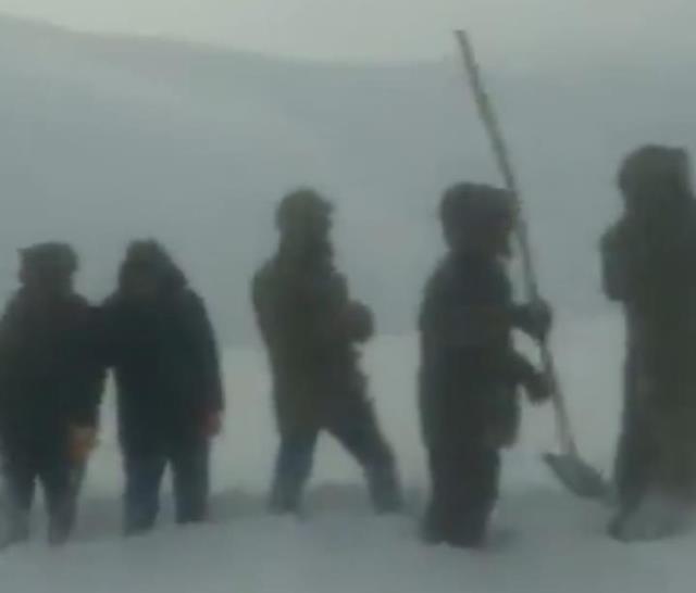 Kar yağışı ve tipi nedeniyle alınamayan şehit cenazesi için köylüler seferber oldu Kar yağışı ve tipi nedeniyle alınamayan şehit cenazesi için köylüler seferber oldu