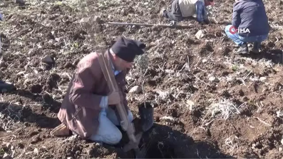 Kızakla kayan çocukların ricasını kırmadı, karla kaplı yolu açmadı