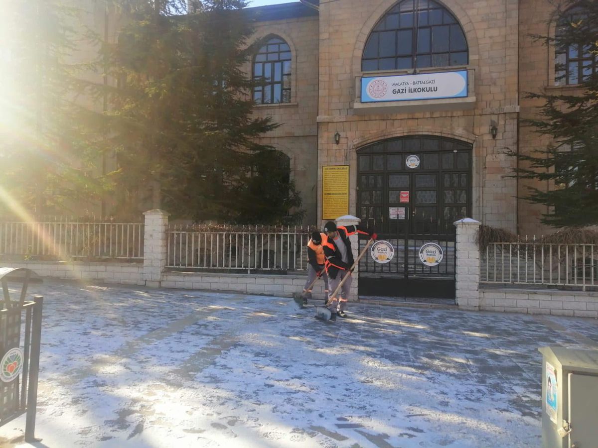 27 Mahallede kar küreme ve yol açma çalışmaları devam ediyor
