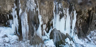 Buz tutan Girlevik Şelalesi Turistik Doğu Ekspresi yolcularının da rotasında
