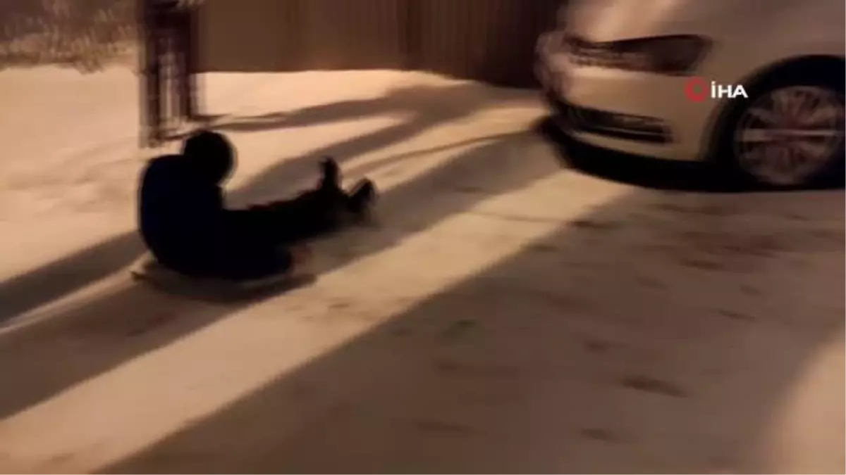 Çocukların tepsiyle kar keyfi