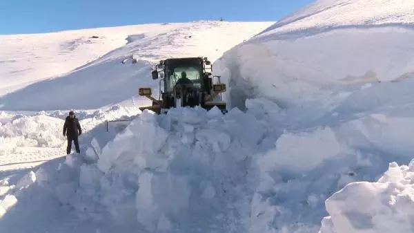 Karın 2 insan boyunu aştığı Muş'tan bir kare! Ekipler milim milim ilerliyor Karın 2 insan boyunu aştığı Muş'tan bir kare! Ekipler milim milim ilerliyor
