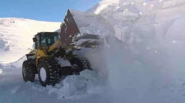 Karın 2 insan boyunu aştığı Muş'tan bir kare! Ekipler milim milim ilerliyor Karın 2 insan boyunu aştığı Muş'tan bir kare! Ekipler milim milim ilerliyor