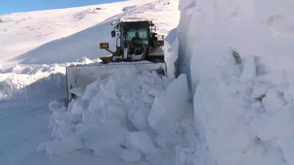 Karın 2 insan boyunu aştığı Muş'tan bir kare! Ekipler milim milim ilerliyor Karın 2 insan boyunu aştığı Muş'tan bir kare! Ekipler milim milim ilerliyor