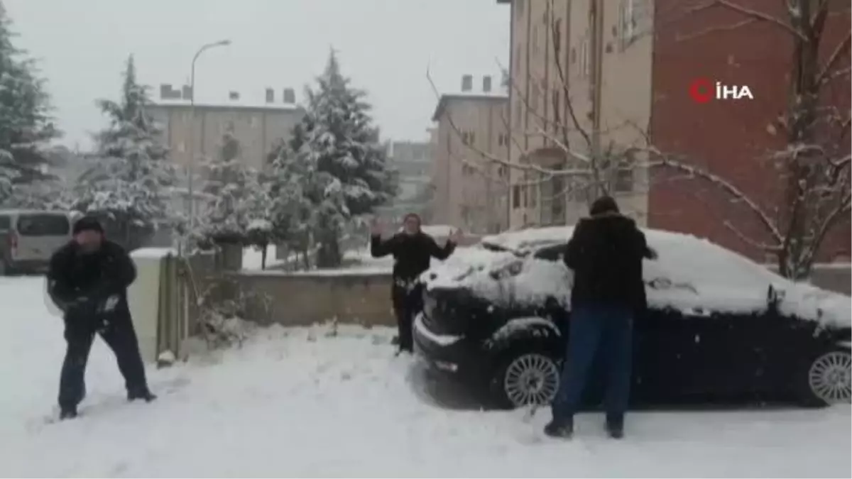 Son dakika haber | Önce dua ettiler sonra kar topu oynadılar, çocuklar gibi eğlendiler