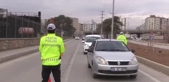 Trafik polisi aracı arızalanan sürücüye yardım etti