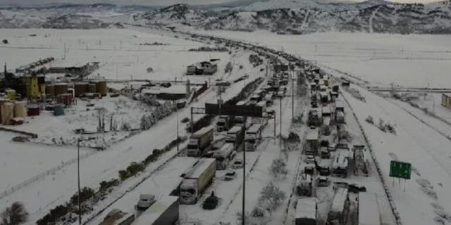 54 yıl sonra bir ilk gerçekleşti! 50 santimetreyi bulan kar Gaziantep'te hayatı felç etti