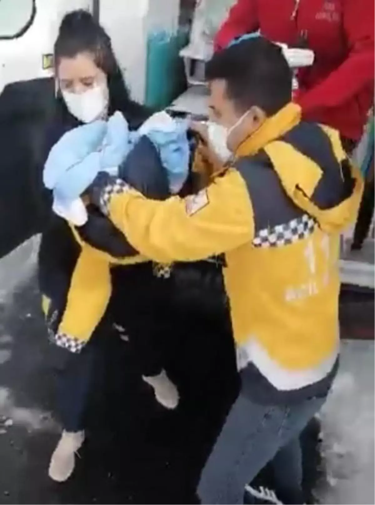 Ambulans helikopter kapanan yolda mahsur kalan bebek için