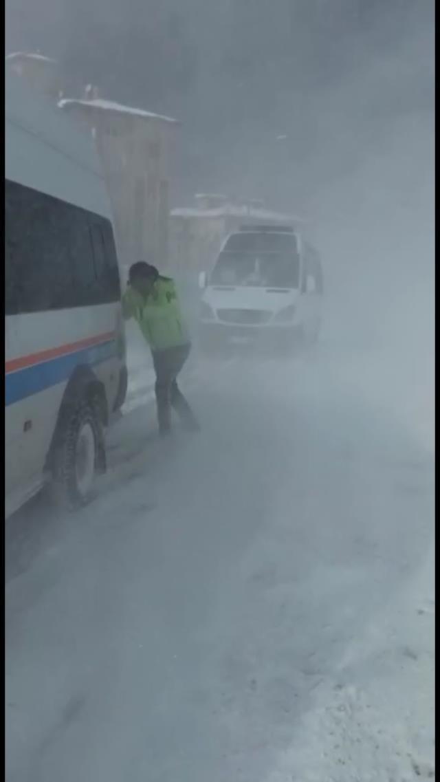 Cep telefonları kaydetti! Trafik polisinin öğrenciler için yaptığı fedakarlık duygulandırdı Cep telefonları kaydetti! Trafik polisinin öğrenciler için yaptığı fedakarlık duygulandırdı