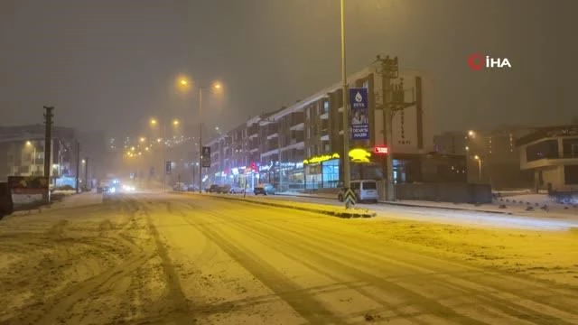 Düzce'de kar yağışı gece saatlerinde etkili oluyor