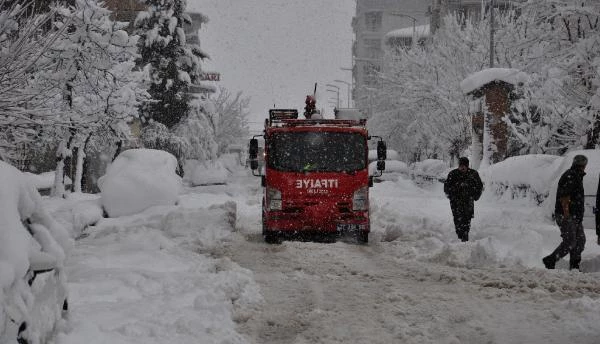 Gaziantep'te kar yolları kapattı; mahsur kalan 2 bin 800 kişi kurtarıldı (6)
