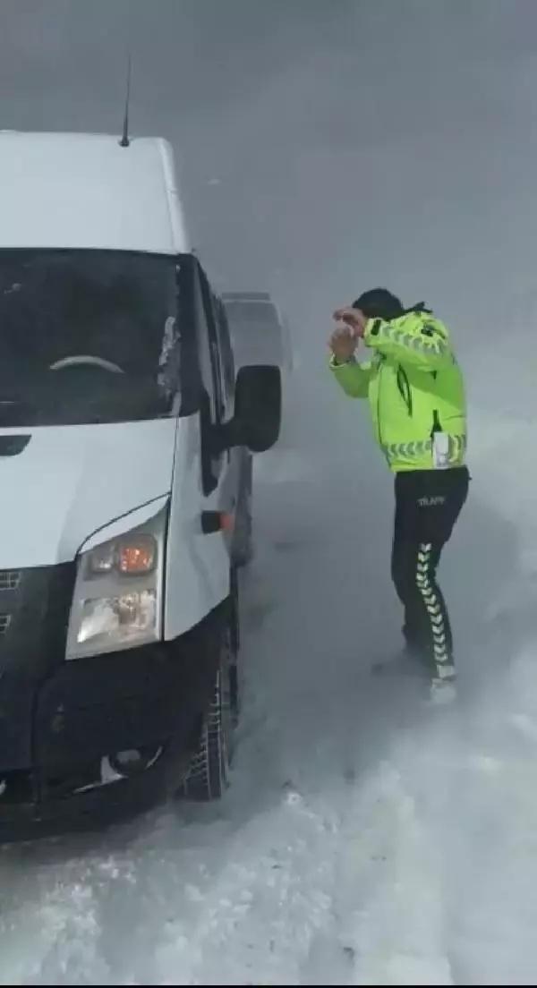 Cep telefonları kaydetti! Trafik polisinin öğrenciler için yaptığı fedakarlık duygulandırdı