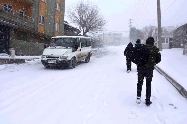 Şırnak'ta kar kalınlığı 20 santime ulaştı, mahsur kalan 43 kişi kurtarıldı