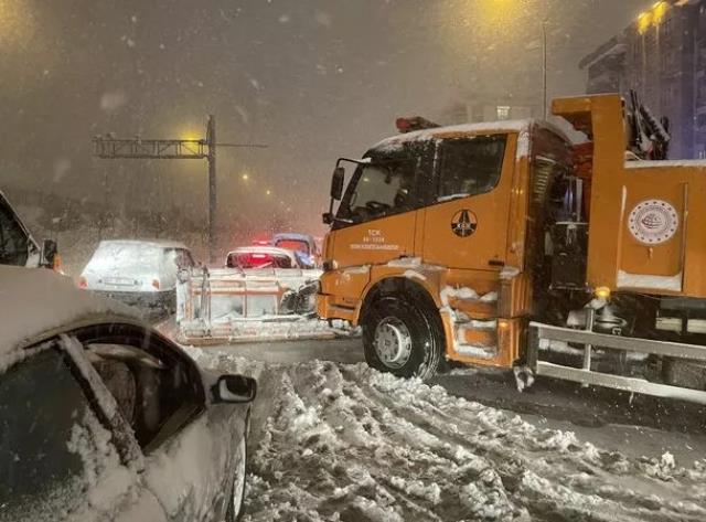 Son Dakika! Gaziantep Valisi Gül: Yoğun kar nedeniyle TAG Otoyolu'nda ulaşım sağlanamıyor, şu an için 2 bin kişi kurtarıldı