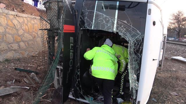 Son Dakika! Kırıkkale'de işçileri taşıyan minibüs şarampole yuvarlandı: 15 yaralı var